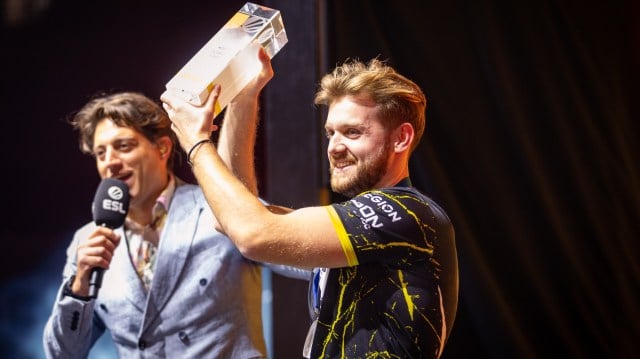 Top 10 des joueurs de l'histoire de CS:GO 9 NiKo brandissant son trophée MVP aux IEM Cologne 2023.