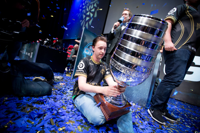 Top 10 des joueurs de l'histoire de CS:GO 7 GeT_RiGhT, joueur de Ninjas in Pyjamas, détient le trophée IEM Cologne.