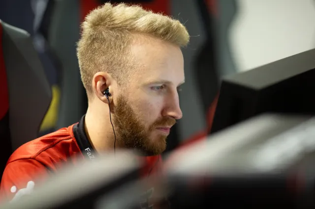 Top 10 des joueurs de l'histoire de CS:GO 8 Olofmeister, un joueur de Counter-Strike, est assis devant son PC et joue à CS:GO.