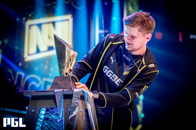 Top 10 des joueurs de l'histoire de CS:GO 12 S1mple regarde un trophée après avoir remporté un tournoi CS:GO.