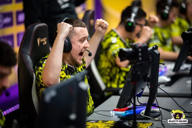Top 10 des joueurs de l'histoire de CS:GO 10 ZywOo fait la fête sur son PC après avoir remporté une manche au BLAST Paris Major.