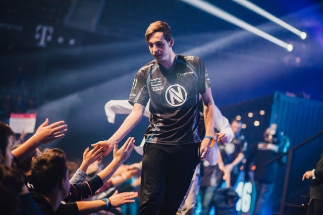 Les intrigues de Counter-Strike que nous aurions aimé voir se réaliser en 2023 3 kennyS dans une chemise Envy saluant les fans pendant la DreamHack Open Cluj-Napoca