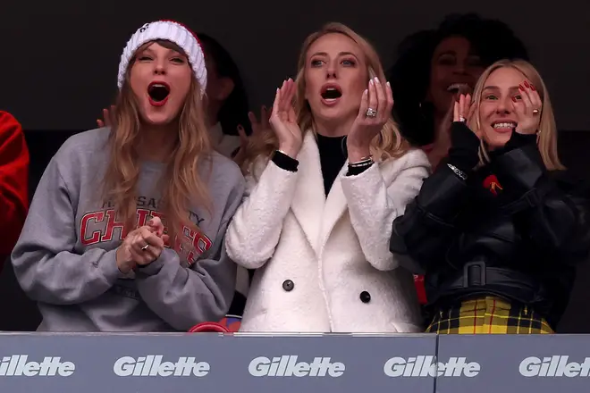 La réaction de Taylor Swift après avoir été huée lors du match Chiefs vs Patriots devient virale 4 Taylor Swift assiste aux matchs des Chiefs contre Patriots avec Brittany Mahomes et Ashley Avignone