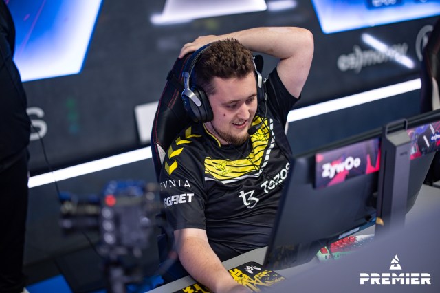 ZywOo, un joueur de Counter-Strike pour Team Vitality, est assis devant un ordinateur et joue à un événement BLAST.