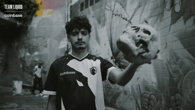Skullz, un joueur de Counter-Strike pour Team Liquid, tient un crâne dans une rue pavée.