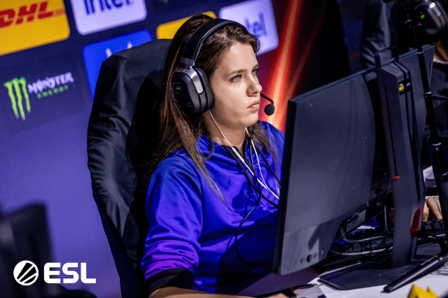 ANa, une joueuse de Nigma Galaxy Female, est assise devant son PC en compétition.