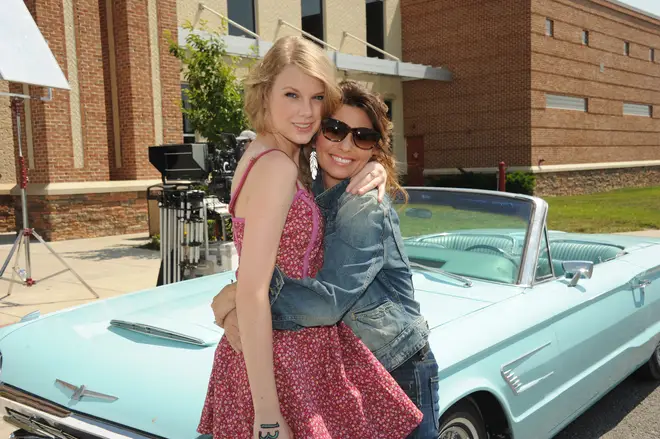 Quand sort « Debut (Taylor's Version) » ? Voici ce que Taylor Swift a teasé... 5 Taylor Swift et Shania Twain se sont associées en 2011 pour les CMT Awards