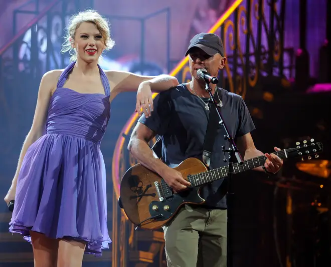 Quand sort « Debut (Taylor's Version) » ? Voici ce que Taylor Swift a teasé... 6 Taylor Swift se produit avec Kenny Chesney lors de la tournée mondiale Speak Now