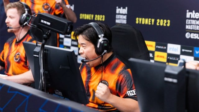 Toutes les équipes CS2 qualifiées pour les RMR majeurs PGL Copenhague 4 Dexter, un joueur australien de Counter-Strike, applaudit son PC après avoir remporté une manche aux IEM Sydney 2023.