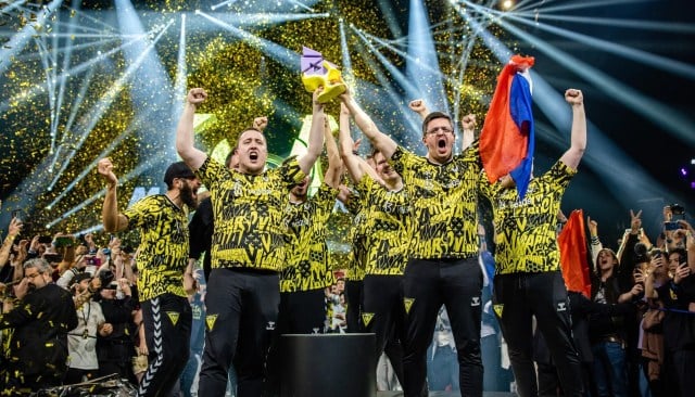 La passion, la fierté et Paris sont dans le cœur de ZywOo après son troisième titre de Joueur CS2 de l'année 4 ZywOo se tient sur le devant de la scène pour soulever le trophée BLAST Paris avec Team Vitality. Des confettis tombent en arrière-plan et son coéquipier tient un drapeau français.