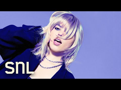 Reneé Rapp a habilement évité un dysfonctionnement de sa tenue lors de la performance de SNL - 4