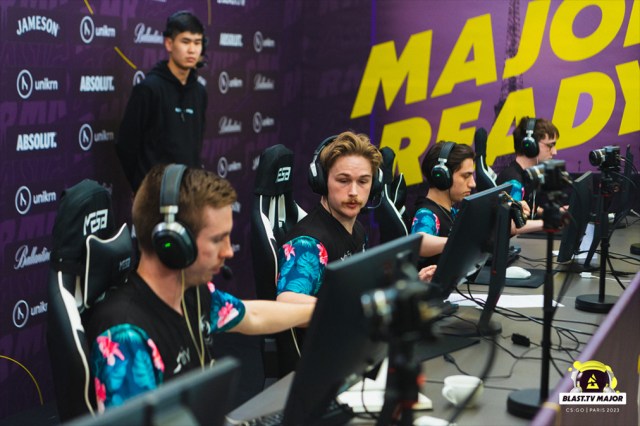 L'équipe Grayhound CS2 est assise devant son ordinateur lors des qualifications du BLAST Major en Mongolie.