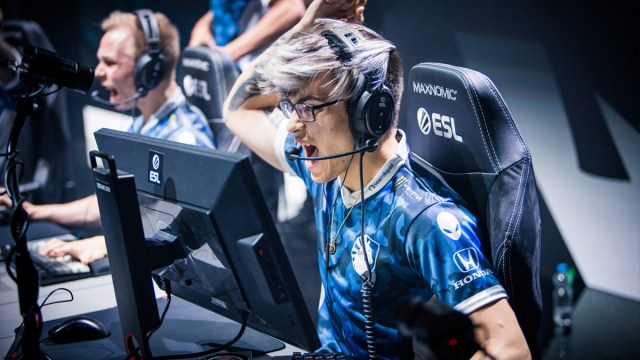 Twistzz, jouant pour Team Liquid, applaudit sur scène à l'ESL Pro League 2019.