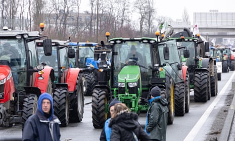 Manifestation des agriculteurs français contre les nouvelles mesures du gouvernement - Nouveautés en direct de l'Europe | Union européenne 1 French farmers occupy and block the A1 motorway between Lille and Paris during a demonstration in Lesquin, northern France25, 2024.