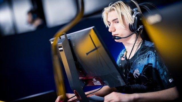 W0nderful porte un casque et regarde son moniteur.