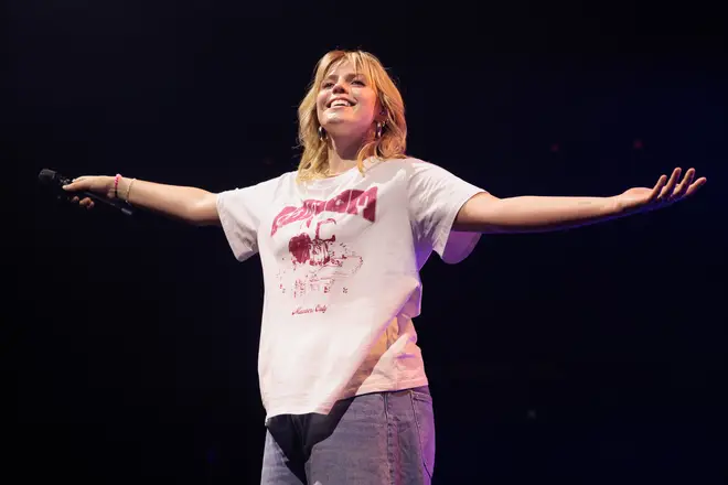 Renee Rapp dénonce des pancartes de concert objectivant son corps 4 Reneé Rapp lit souvent des pancartes de fans lors de ses concerts