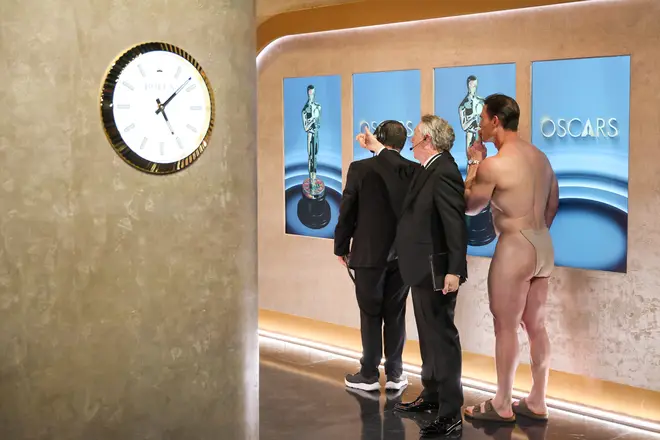 Oscars 2024 : ce que portait réellement John Cena lors du moment "nu" des Oscars 4 Voici ce que John Cena portait derrière l'enveloppe lors de son moment nu aux Oscars