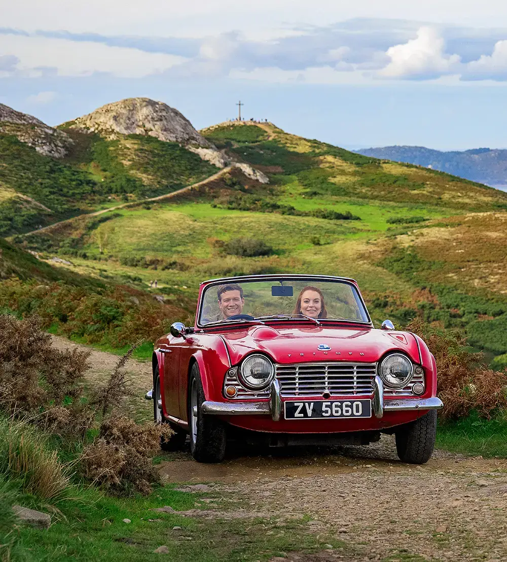 Lindsay Lohan et Ed Speelers dans une voiture rouge dans Irish Wish Lindsay Lohan et Ed Speelers dans une voiture rouge dans Irish Wish