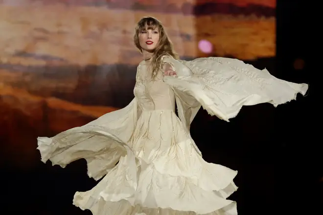 Taylor Swift coupe six chansons de la setlist de la tournée Eras : voir la liste complète 7 Taylor Swift a maintenant fusionné les sections Folklore et Evermore – avec quatre chansons supprimées