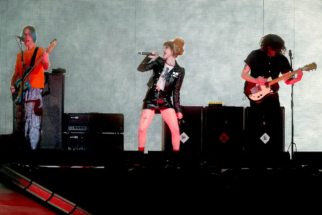 La setlist de la tournée Eras de Paramore révélée alors qu'elle ouvre pour Taylor Swift 4 Paramore à la tournée The Eras de Taylor Swift à Glendale, Arizona