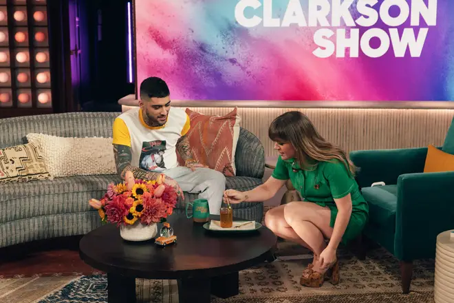Zayn révèle la raison hilarante pour laquelle il s'est vraiment intéressé à la musique 4 Zayn a apporté un peu de son miel fait maison au Kelly Clarkson Show