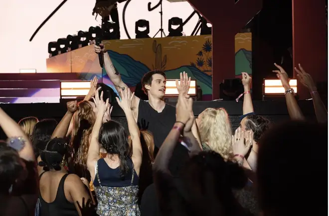 Rencontrez le groupe de « The Idea Of You » – August Moon 4 Hayes d'August Moon jouant sur leurs