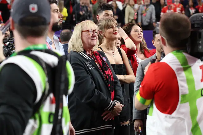 La mère de Travis Kelce a des mots mignons pour le dernier album de Taylor Swift 5 Donna Kelce voulait savoir quelles chansons de Taylor Swift parlaient de son fils, Travis Kelce.