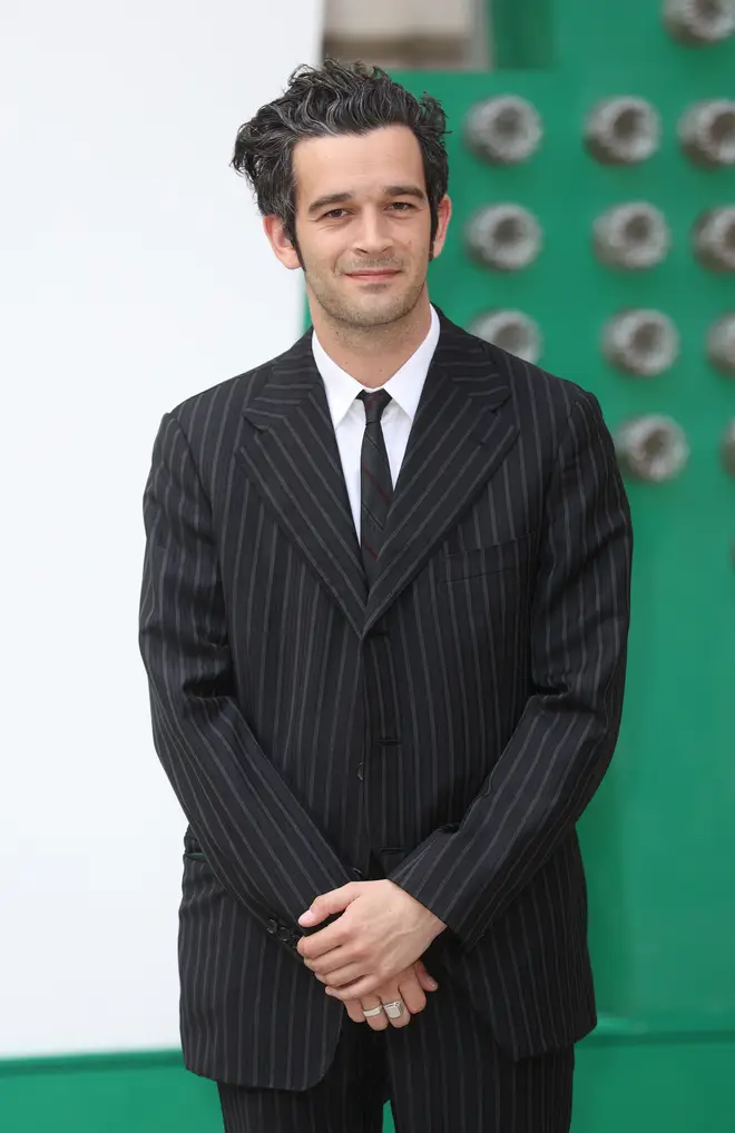 Le film de Taylor Swift "Le plus petit homme de tous les temps" concerne-t-il Matty Healy ? Le sens... 5 Le look emblématique de Matty Healy est un costume ajusté et une cravate
