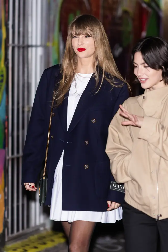 Taylor Swift a-t-elle abandonné les œufs de Pâques des « poètes torturés » depuis 2022 ? 6 Le sac YSL vert foncé de Taylor Swift s'appelle « Cassandra » et les fans pensent que c'est un œuf de Pâques « TTPD »