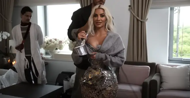 Les chaussures du Met Gala de Kim Kardashian expliquent pourquoi elle ne pouvait pas marcher correctement 7 Kim Kardashian révèle qu'elle portait des chaussures à plateforme de 10 pouces sans talons au Met Gala