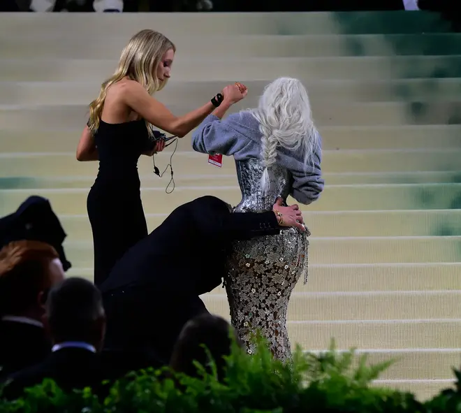 Les chaussures du Met Gala de Kim Kardashian expliquent pourquoi elle ne pouvait pas marcher correctement 6 Kim Kardashian est aidée à monter les escaliers au Met Gala