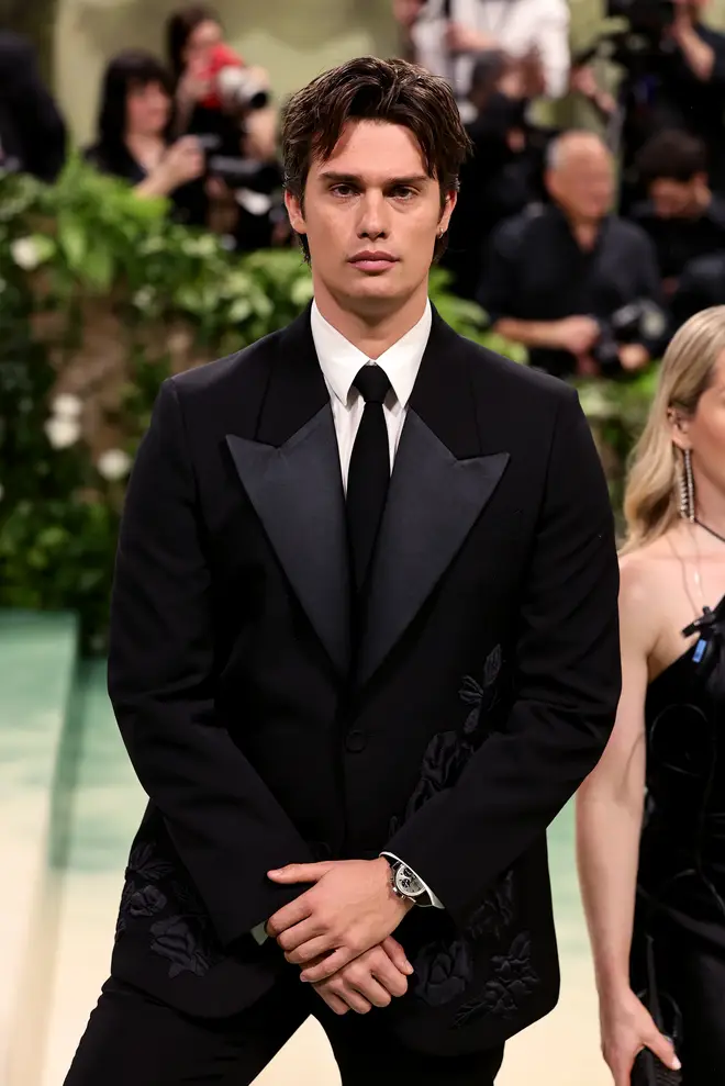 Nicholas Galitzine admet que les camarades du groupe August Moon l'ont appelé pour un pas de danse 4 Nicholas Galitzine dit que nous ne devrions pas susciter trop de compassion entre Hayes et Harry Styles