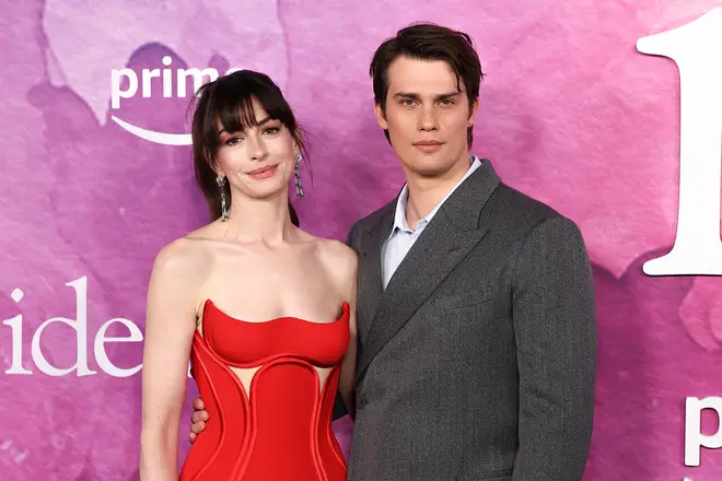Nicholas Galitzine dit qu'il était "dégoûté" par son propre visage 4 Anne Hathaway et Nicholas Galitzine à la première de The Idea Of You à New York