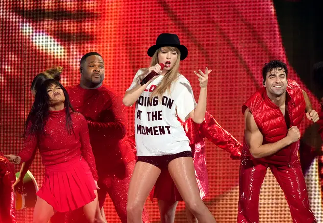 Chaque tenue que Taylor Swift porte lors de la tournée Eras 15 Taylor portait son t-shirt pour le clip vidéo « 22 »