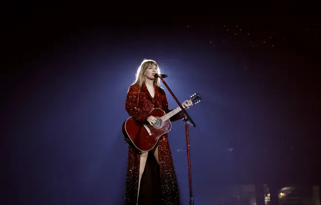 Chaque tenue que Taylor Swift porte lors de la tournée Eras 18 Taylor a trois tenues « rouges »