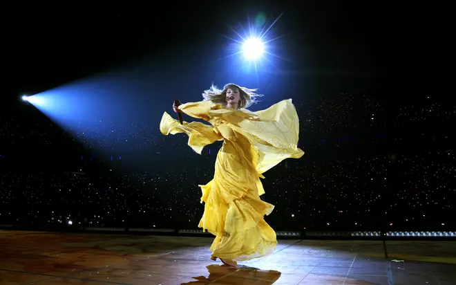 Chaque tenue que Taylor Swift porte lors de la tournée Eras 21 Taylor Swift portait une robe jaune Alberta Ferretti lors d'une partie du Eras Tour à Paris
