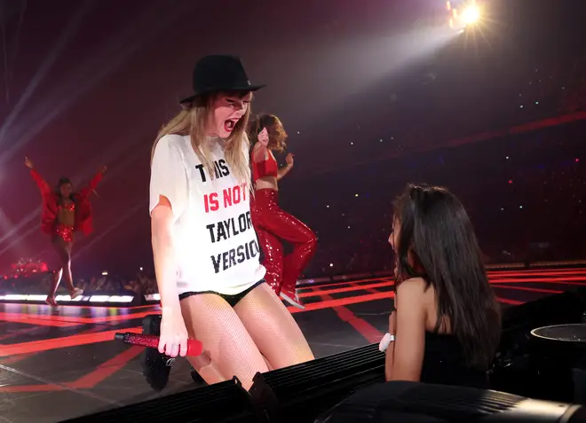 Chaque tenue que Taylor Swift porte lors de la tournée Eras 14 Taylor Swift a un nouveau t-shirt pour son époque « Rouge »