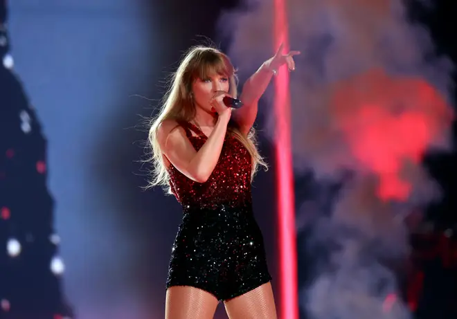 Chaque tenue que Taylor Swift porte lors de la tournée Eras 17 Elle color block avec du noir et du rouge