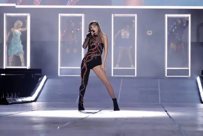Chaque tenue que Taylor Swift porte lors de la tournée Eras 20 Taylor portait un body asymétrique