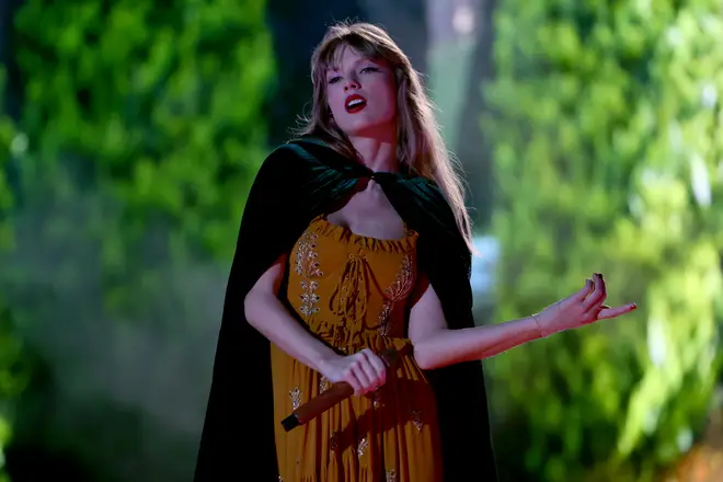 Chaque tenue que Taylor Swift porte lors de la tournée Eras 24 Bien sûr, elle a apporté sa cape