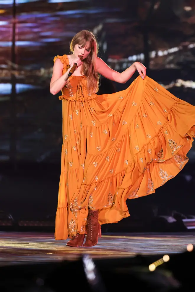 Chaque tenue que Taylor Swift porte lors de la tournée Eras 23 Taylor était en or dans la robe jaune