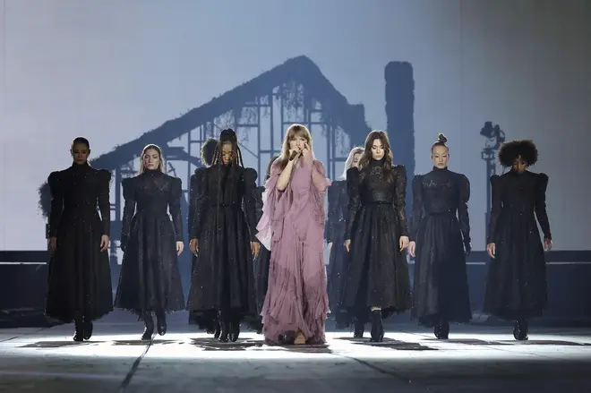 Chaque tenue que Taylor Swift porte lors de la tournée Eras 28 Taylor a suinté l'essence du folklore sur scène