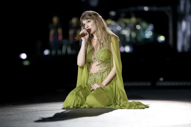 Chaque tenue que Taylor Swift porte lors de la tournée Eras 25 Taylor portait une nouvelle robe verte « folklore » à Tampa