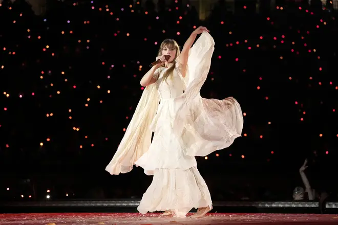 Chaque tenue que Taylor Swift porte lors de la tournée Eras 27 Taylor porte des robes fluides pendant l'oreille folk