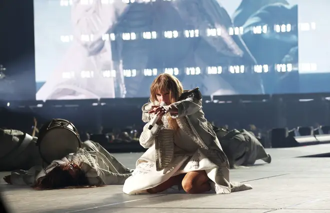 Chaque tenue que Taylor Swift porte lors de la tournée Eras 43 Taylor Swift a une nouvelle tenue pour le département des poètes torturés dans le cadre de la série