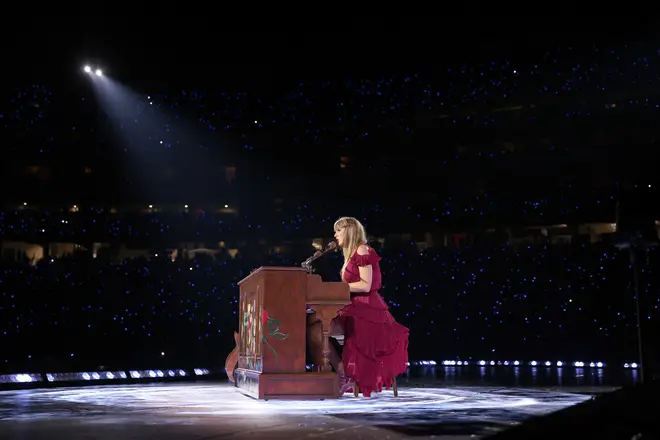 Chaque tenue que Taylor Swift porte lors de la tournée Eras 39 Taylor porte un volant pour son set acoustique