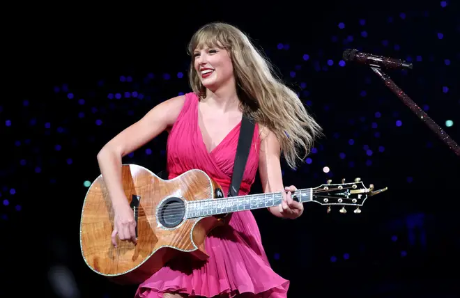 Chaque tenue que Taylor Swift porte lors de la tournée Eras 38 Taylor Swift avait une nouvelle robe rose à Paris pour son set acoustique