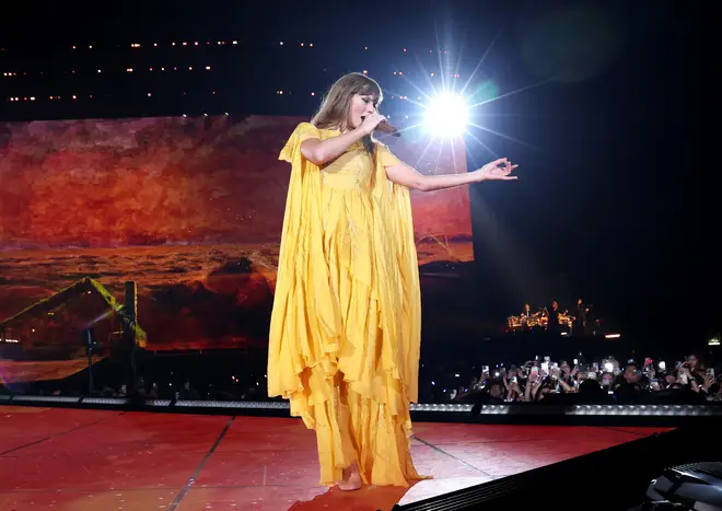 Taylor Swift explique pourquoi le folklore et Evermore sont combinés lors de la tournée Eras 4 Taylor Swift se produit lors de la tournée Eras à Paris, France