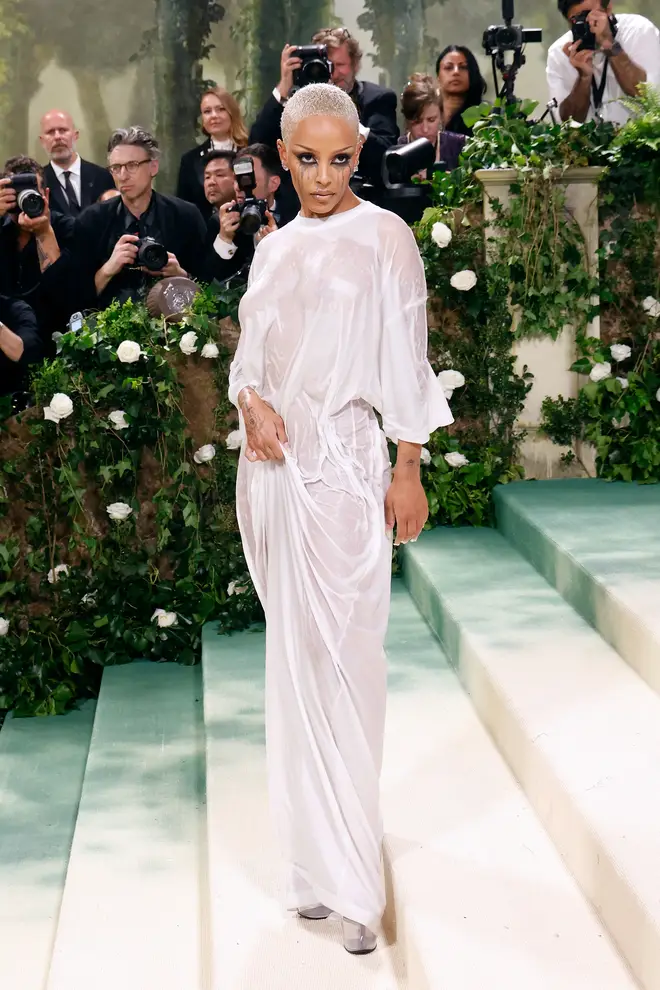 Pourquoi Doja Cat portait un t-shirt et une serviette mouillés au gala du Met 4 Doja Cat révèle que le secret du « look mouillé » est le gel capillaire