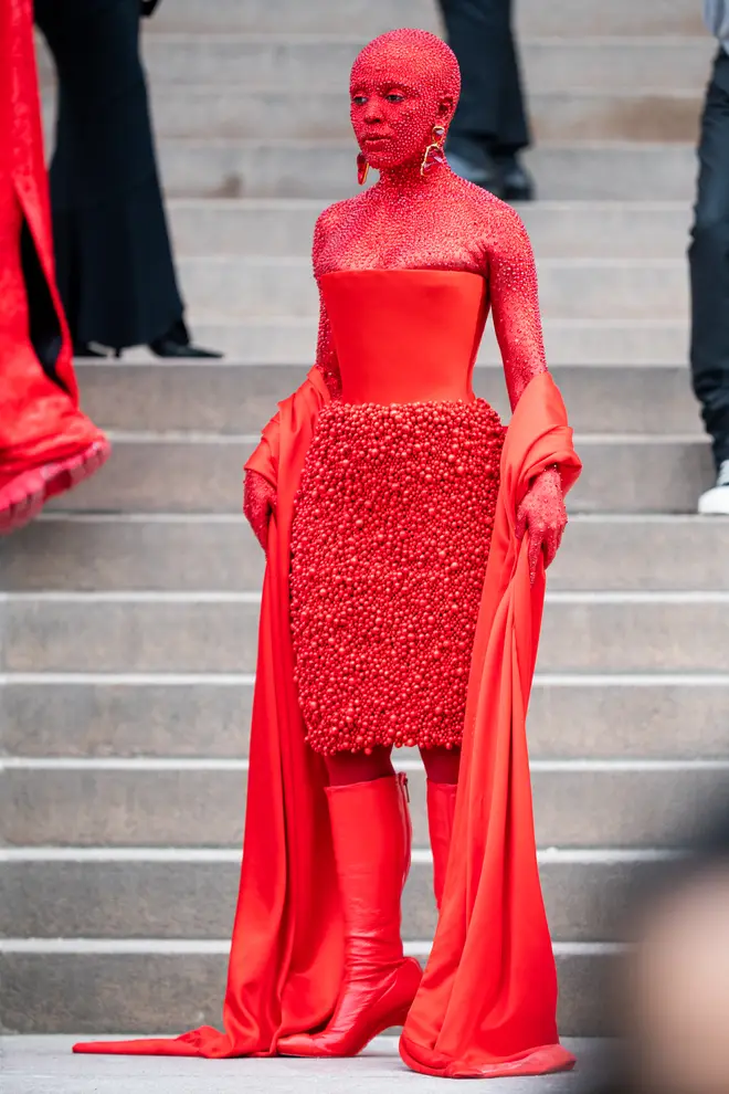 Pourquoi Doja Cat portait un t-shirt et une serviette mouillés au gala du Met 7 Doja Cat porte Schiaparelli lors de la Fashion Week de Paris